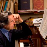 Riccardo Muti: Los italianos encuentran un camino en la música, cantando, para alejar el mal…